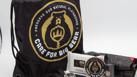 Kit de cuidados Care For Big Bear con los productos incluidos. Disponible para su compra en el Centro de Visitantes de Big Bear Lake