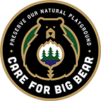 Un logotipo digital circular del movimiento Care For Big Bear, que aboga por preservar nuestro parque infantil natural.