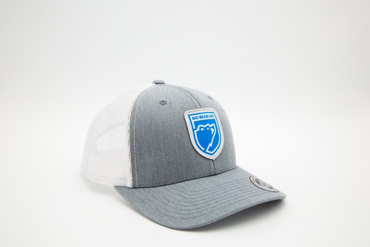 Una gorra gris con malla blanca con el logotipo de la marca Big Bear Lake.