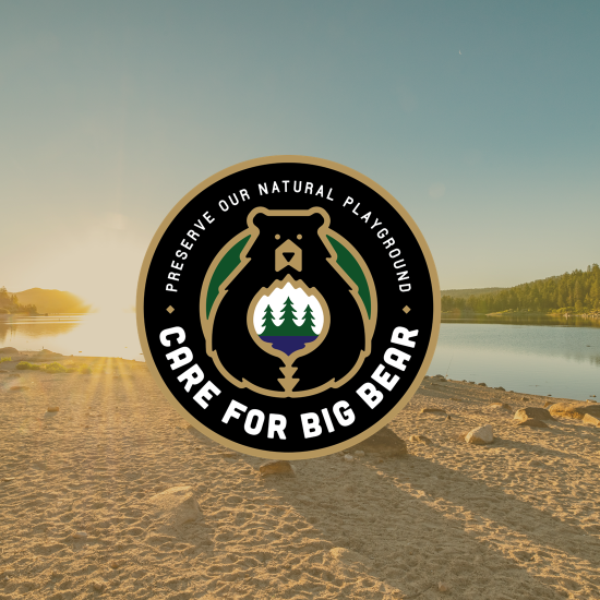 Un logotipo digital circular del movimiento Care For Big Bear, que aboga por preservar nuestro parque infantil natural con un lago de fondo.