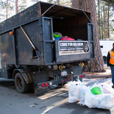 NativeScapes colabora con Care For Big Bear para retirar bolsas de basura de una zona de picnic.