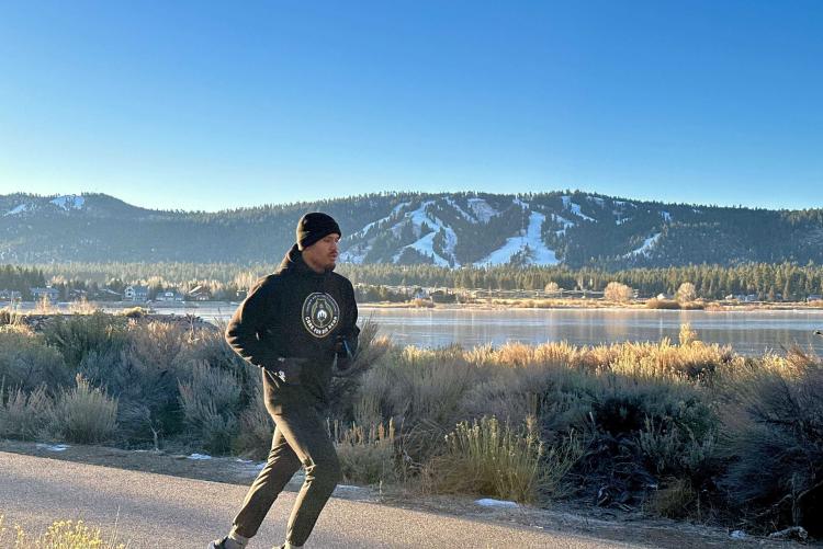 El boxeador profesional Ronaldo Mancilla trota por una carretera de Big Bear durante una sesión de entrenamiento en la montaña nevada.