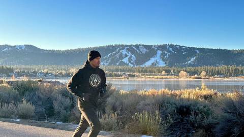 El boxeador profesional Ronaldo Mancilla trota por una carretera de Big Bear durante una sesión de entrenamiento en la montaña nevada.