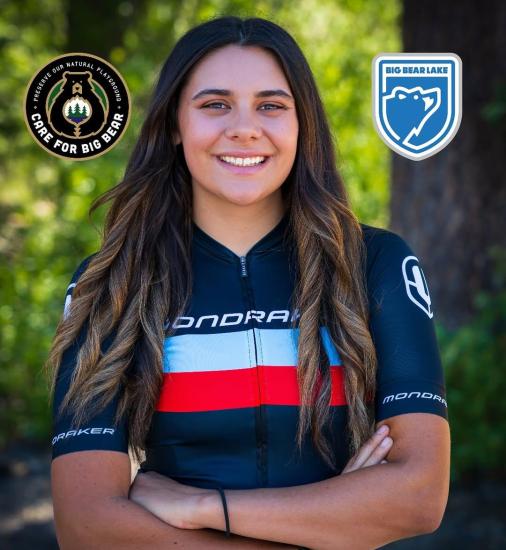 Una atleta de altura patrocinada por Visit Big Bear and Care For Big Bear, se llama Siena Hermon y es ciclista de resistencia.