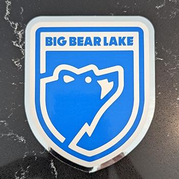 Una pegatina con el logotipo de Big Bear Lake.