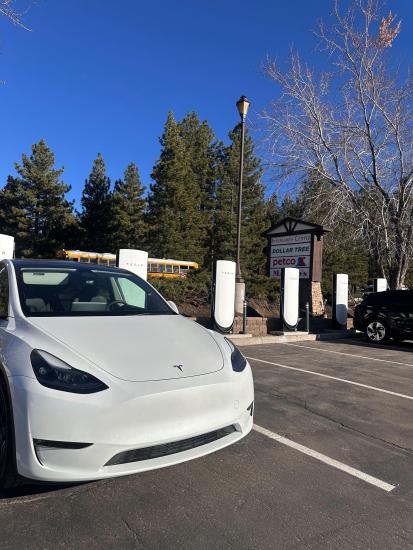 Una foto de un Tesla aparcado en una plaza de aparcamiento para vehículos eléctricos en Big Bear: los cargadores son de Tesla y no son exclusivos.