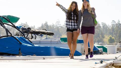 Dos mujeres pasean por un muelle de Big Bear