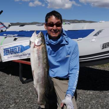 Hombre sosteniendo una gran trucha