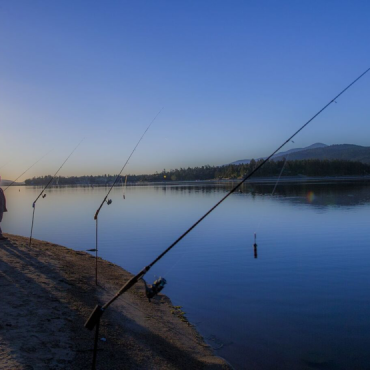 Un grupo de pescadores controla sus sedales en Big Bear Lake