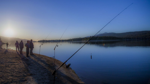 Un grupo de pescadores controla sus sedales en Big Bear Lake
