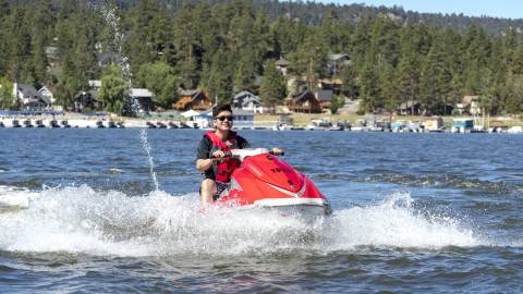 Diversión estival en Big Bear Lake Red Jet Ski