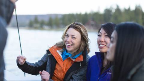 Tres mujeres en un crucero lacustre