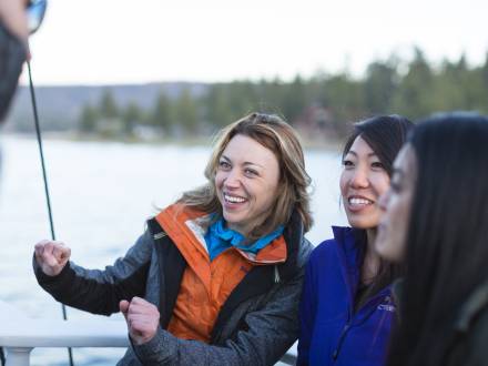 Tres mujeres en un crucero lacustre