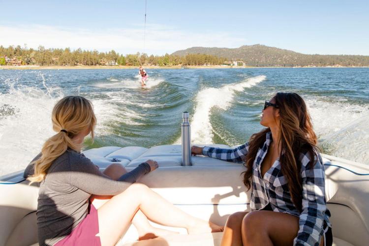 Dos mujeres navegando por el lago Big Bear