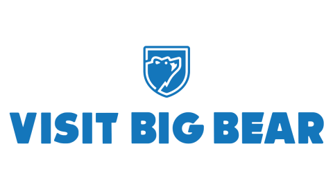 Un logotipo digital para el Centro de Visitantes de Big Bear: el logotipo muestra el texto «Visit Big Bear» en azul, con un escudo de marca encima.