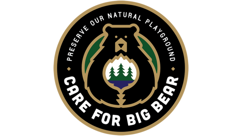 Un logotipo digital para Care for Big Bear: el logotipo circular está diseñado con los colores de la marca y tiene un oso en el centro.