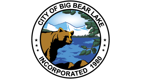 Un logotipo digital para la ciudad de Big Bear Lake: muestra un oso pardo frente a un lago, con montañas al fondo.