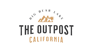 Un logotipo digital para The Outpost California en Big Bear Lake: muestra las siluetas de unas montañas en tonos dorados con un sol detrás.
