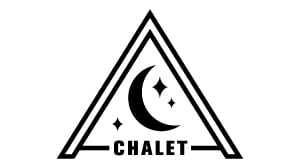 Un logotipo digital para el A-Chalet, situado en Big Bear. Tiene una luna menguante y estrellas bajo una tienda de campaña con forma triangular.