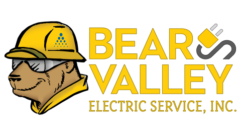 Un logotipo digital para Bear Valley Electric Service Inc. En él aparece un oso pardo con un casco amarillo y gafas de seguridad.
