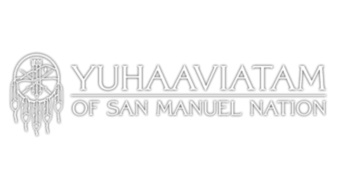 Un logotipo digital para el Yuhaaviatam de la Nación San Manuel: el logotipo de la tribu presenta siluetas de flechas, plumas y montañas.