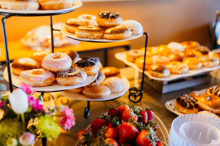 Un bufé para el Día de la Madre: hay diferentes tipos de donuts, desde los de chocolate hasta los de caramelo y azúcar.