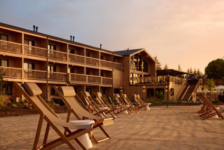 Una foto de Marina Riviera en Big Bear Lake, California, donde la puesta de sol ilumina suavemente el hotel.