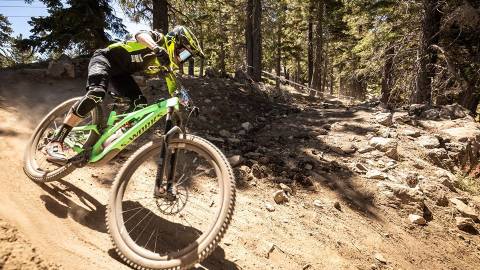 Foto de un ciclista bajando una colina durante la prueba Monster Energy Pro Downhill en Big Bear Mountain Resort.