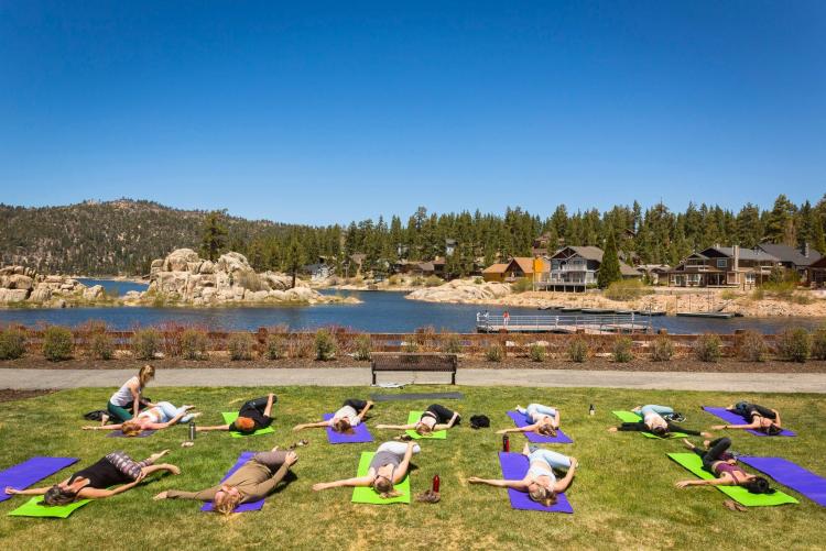 Clase de yoga en el parque de la bahía de Boulder