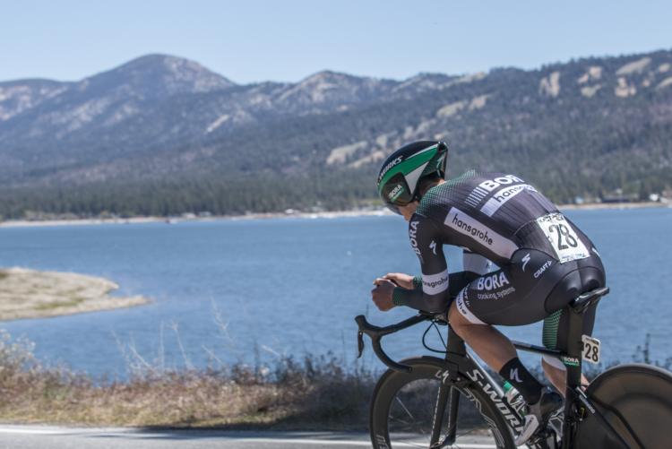 Un hombre circula en bicicleta por la carretera de North Shore, cerca de Big Bear Lake, mientras se entrena a gran altitud