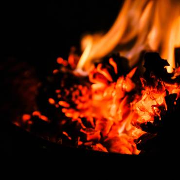 Una hoguera rugiente