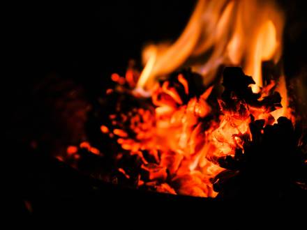 Una hoguera rugiente