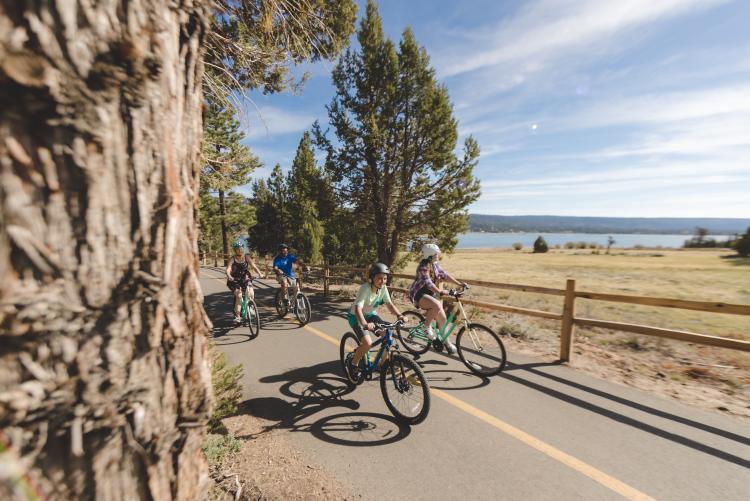 Paseo en bicicleta en familia por la ruta «Alpine Pedal Path»