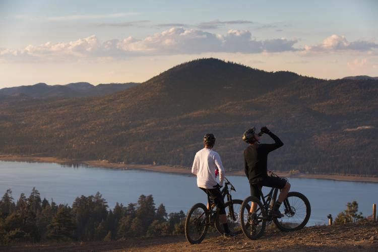Ciclistas de montaña con vistas al lago Big Bear