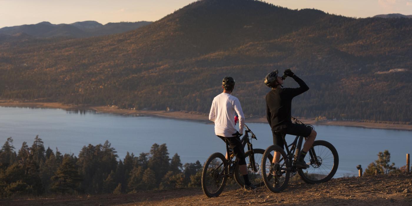 Ciclistas de montaña con vistas al lago Big Bear