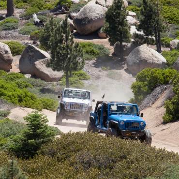 Los jeeps circulan por un camino de fuego en una aventura todoterreno de primavera por Big Bear Lake, California.