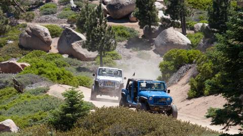 Los jeeps circulan por un camino de fuego en una aventura todoterreno de primavera por Big Bear Lake, California.