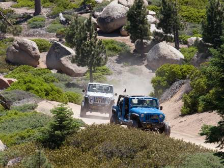 Los jeeps circulan por un camino de fuego en una aventura todoterreno de primavera por Big Bear Lake, California.
