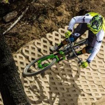 Un ciclista de montaña desciende la montaña