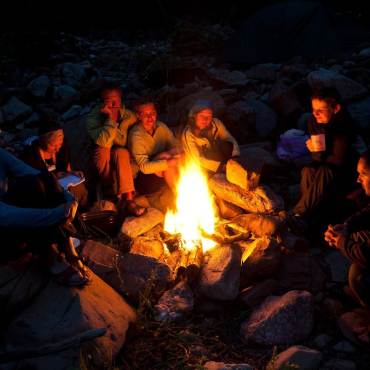 Grupo alrededor de una hoguera