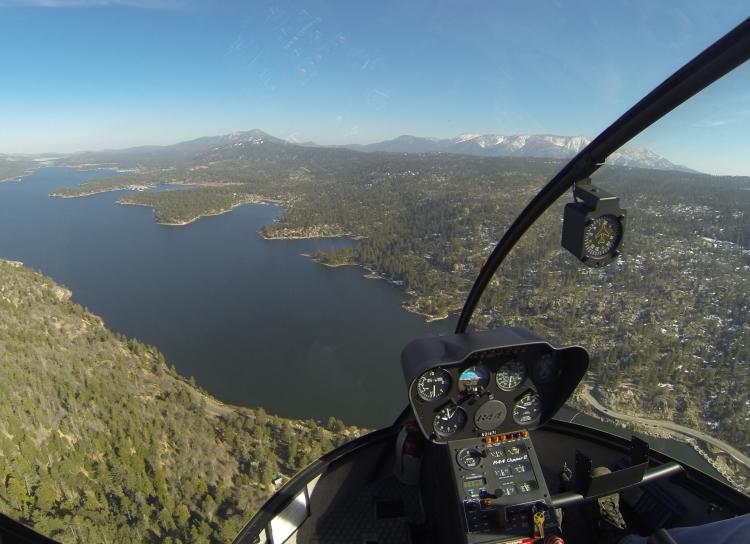 Una vista aérea desde el interior del helicóptero Big Bear mientras sobrevuela Big Bear Lake.