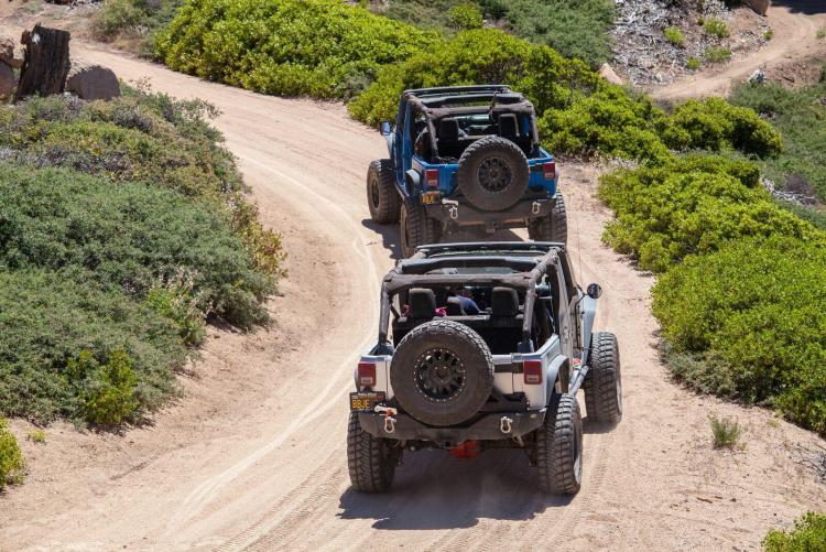 Dos jeeps ascienden por una carretera de incendios de Big Bear