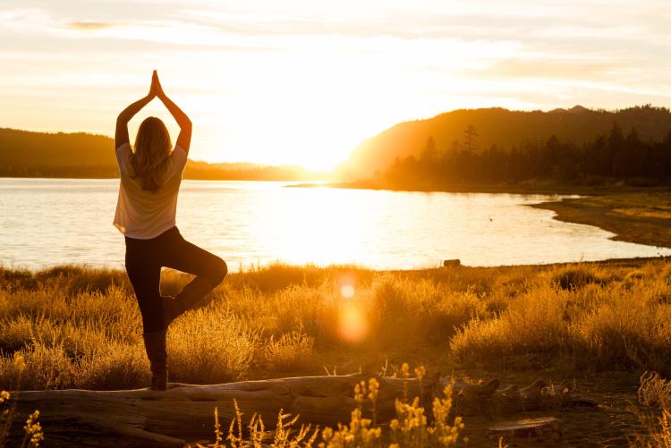 Mejore sus vacaciones en Big Bear con yoga y gimnasia
