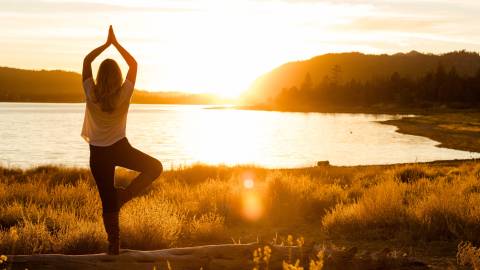 Mejore sus vacaciones en Big Bear con yoga y gimnasia
