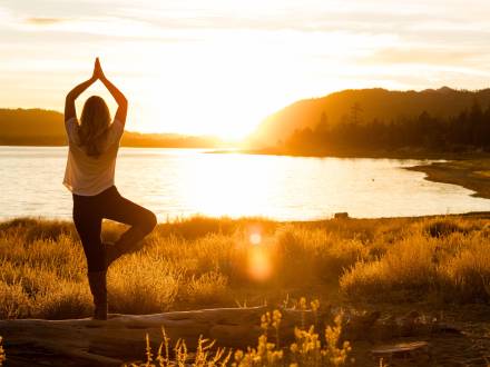 Mejore sus vacaciones en Big Bear con yoga y gimnasia