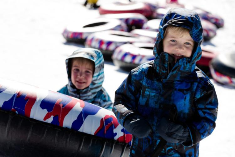 Tubo interior para niños en la nieve