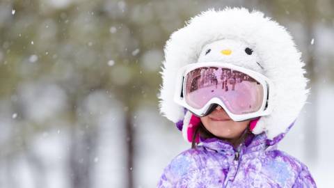 Una niña disfruta del invierno nevado
