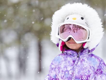 Una niña disfruta del invierno nevado