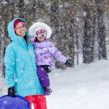 Una madre y su hija en la nieve en Big Bear