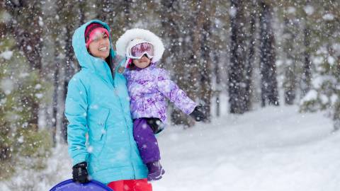 Una madre y su hija en la nieve en Big Bear